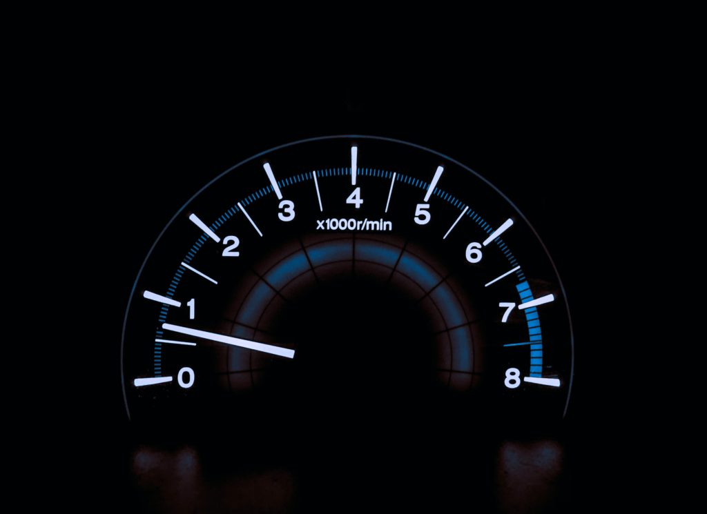Sur un fond noir on aperçoit un compteur de vitesse d’une voiture. L’aiguille est presque au zéro.